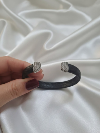 İki Ucu Taşlı İnce Gümüş Aparatlı Siyah Deri Bileklik