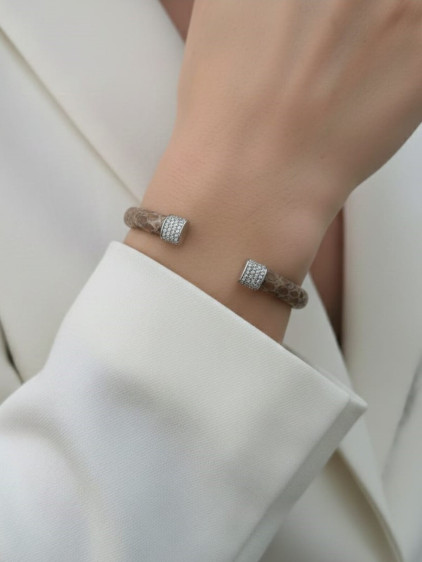 İki Ucu Taşlı Gümüş Aparatlı Yılan derisi Sütlü Kahve Bileklik