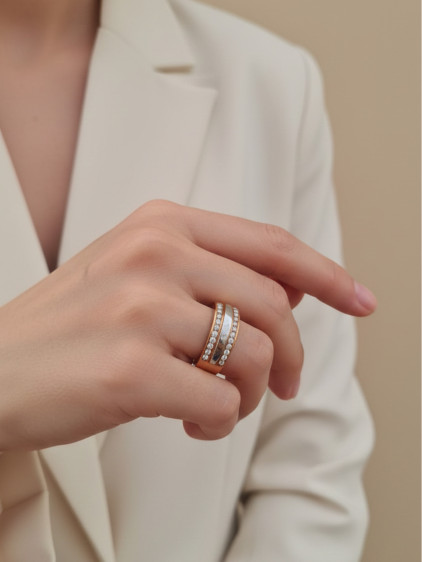 İki Renkli Taşlı Yüzük