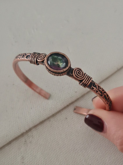 Mistik Topaz Taşlı Dövmeli Grek Bakır Bilezik
