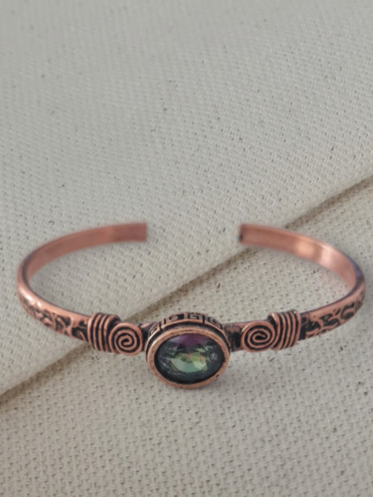 Mistik Topaz Taşlı Dövmeli Grek Bakır Bilezik