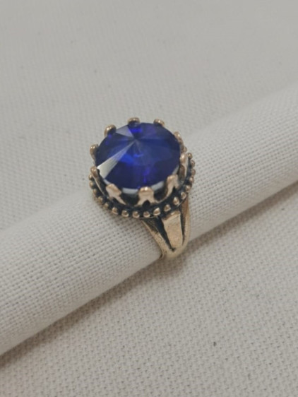 Büyük Lacivert Taşlı Otantik Taç Yüzük Büyük Lacivert Taşlı Otantik Taç Yüzük