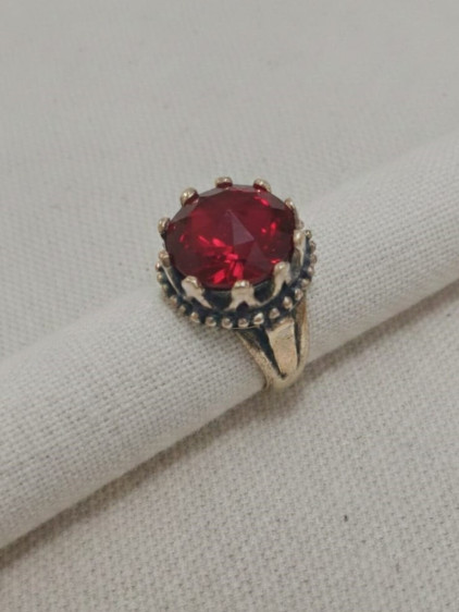 Büyük Kırmızı Taşlı Otantik Taç Yüzük Büyük Kırmızı Taşlı Otantik Taç Yüzük