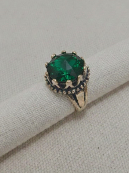 Büyük Yeşil Taşlı Otantik Taç Yüzük