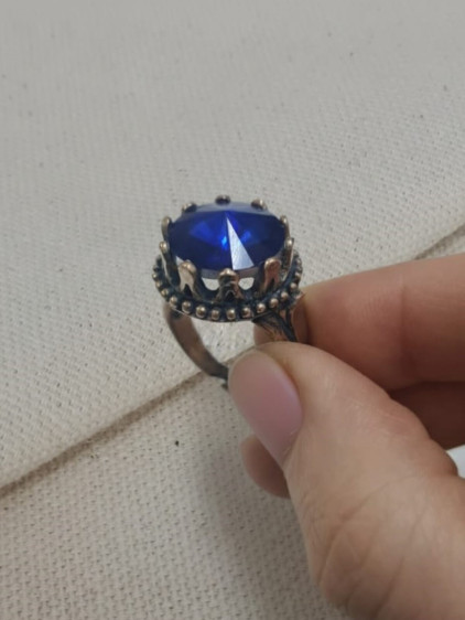 Büyük Lacivert Taşlı Otantik Taç Yüzük Büyük Lacivert Taşlı Otantik Taç Yüzük