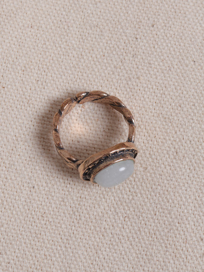 Beyaz Kuvars Taşlı Burgulu Otantik Yüzük Beyaz Kuvars Taşlı Burgulu Otantik Yüzük