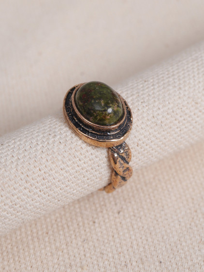 Ukanit Taşlı Burgulu Otantik Yüzük Ukanit Taşlı Burgulu Otantik Yüzük