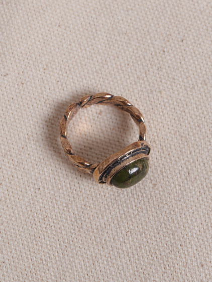 Ukanit Taşlı Burgulu Otantik Yüzük Ukanit Taşlı Burgulu Otantik Yüzük