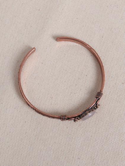 Beyaz Kuvars Taşlı Saf Bakır Otantik İnce Bilezik Beyaz Kuvars Taşlı Saf Bakır Otantik İnce Bilezik