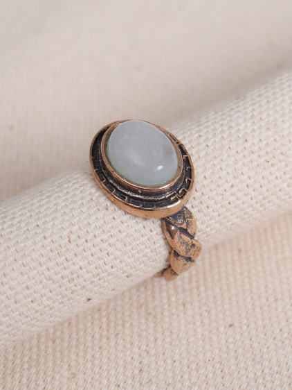 Beyaz Kuvars Taşlı Burgulu Otantik Yüzük Beyaz Kuvars Taşlı Burgulu Otantik Yüzük