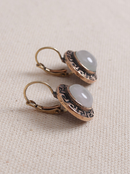 Beyaz Kuvars Taşlı Grek Figürlü Otantik Küpe