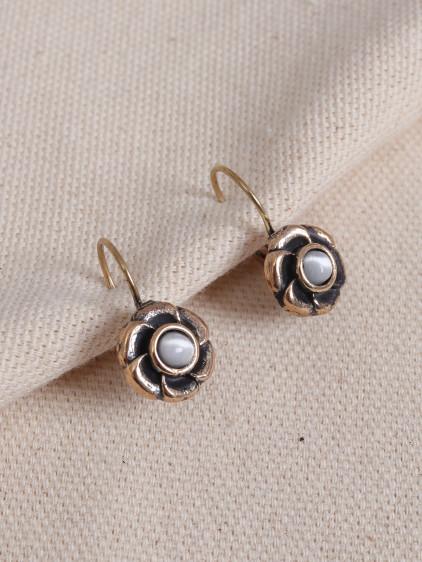 Beyaz Kedi Gözü Taşlı Çiçek Figürlü Otantik Küpe