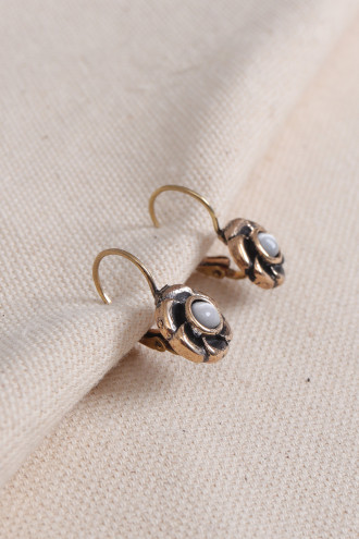 Beyaz Kedi Gözü Taşlı Çiçek Figürlü Otantik Küpe