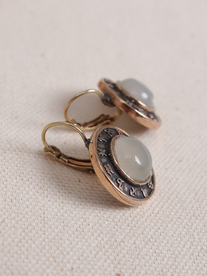 Beyaz Kuvars Taşlı Burç Figürlü Otantik Küpe