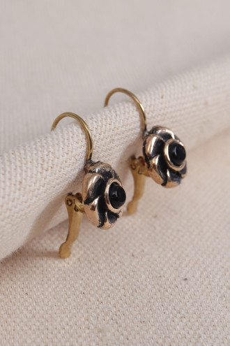 Siyah Taşlı Çiçek Figürlü Otantik Küpe