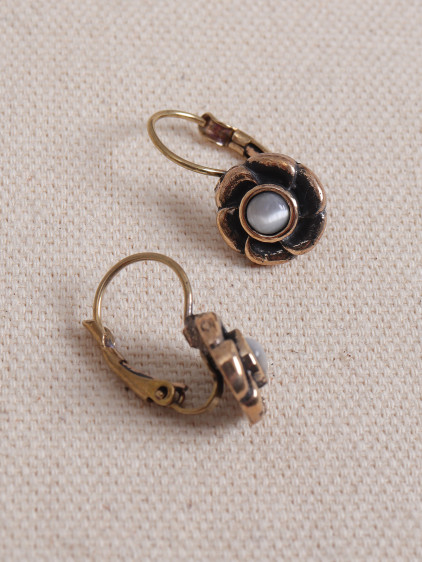 Beyaz Kedi Gözü Taşlı Çiçek Figürlü Otantik Küpe