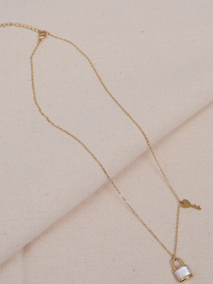 Anahtar Kilitli Sedefli Çelik Kolye Anahtar Kilitli Sedefli Çelik Kolye