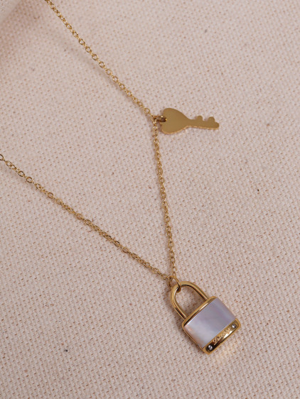 Anahtar Kilitli Sedefli Çelik Kolye Anahtar Kilitli Sedefli Çelik Kolye