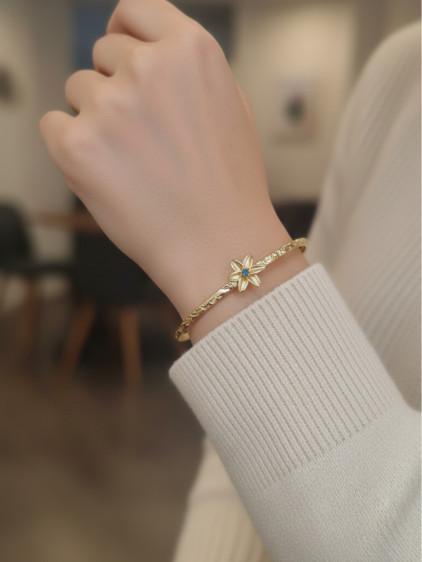 Gold Renk Dövme Kelepçeli Yıldız Çiçeği Figürlü Doğum Ayı Çiçeği Bilezik (Mart)