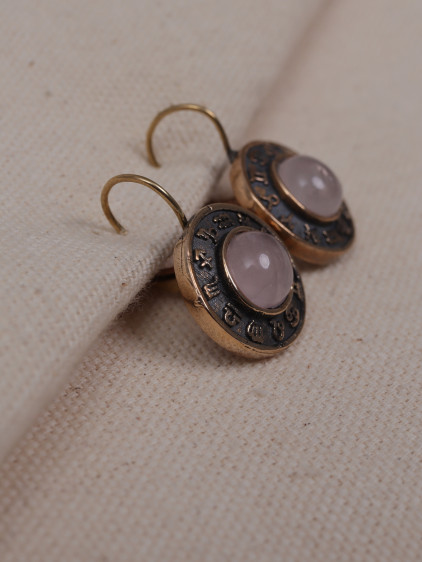 Pembe KuvarsTaşlı Burç Figürlü Otantik Küpe