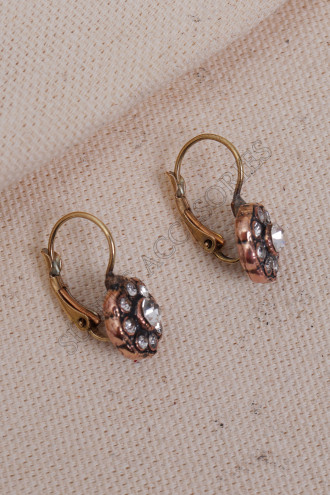 Beyaz Taşlı Çiçek Motifli Otantik Küpe