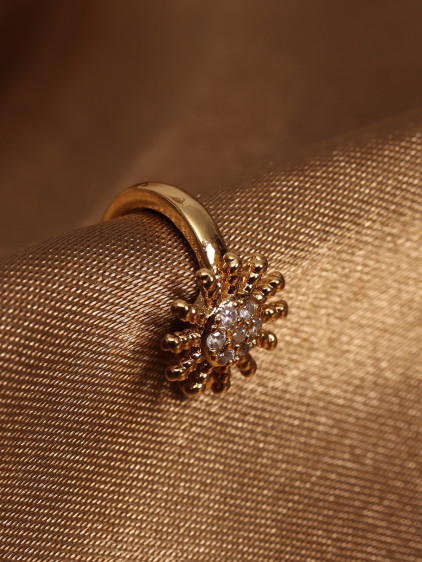 Güneş Figürlü Gold Renk Zirkon Taşlı Kıkırdak Küpe