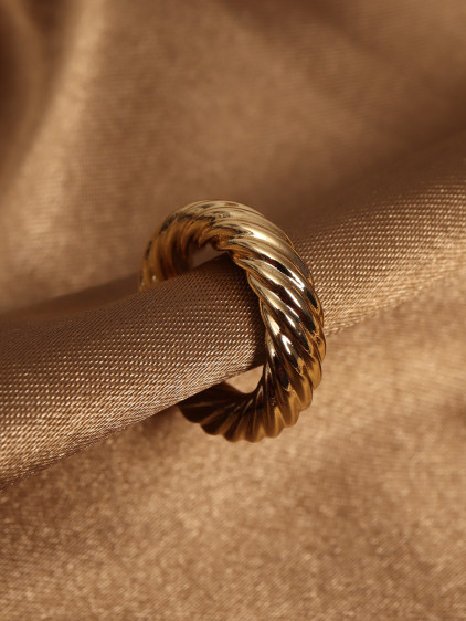 Burgu Modeli Gold Renk Kıkırdak Küpe