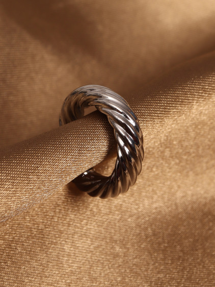 Burgu Modeli Silver Renk Kıkırdak Küpe