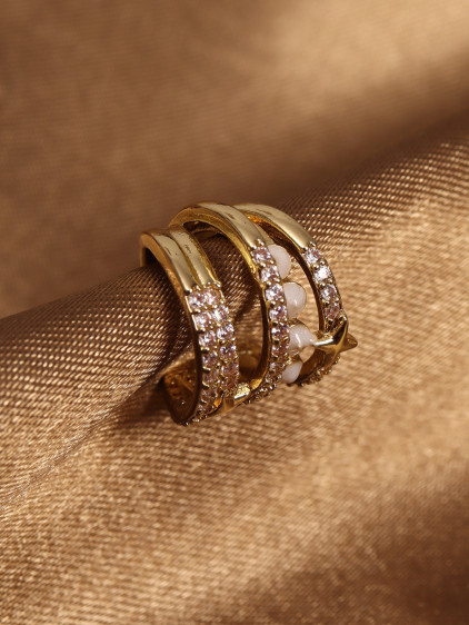 Beş Sıralı Mini İnci Sıralı ve Yıldızlı VIP Model Kıkırdak Küpe