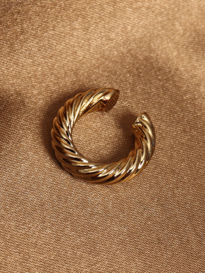 Burgu Modeli Gold Renk Kıkırdak Küpe