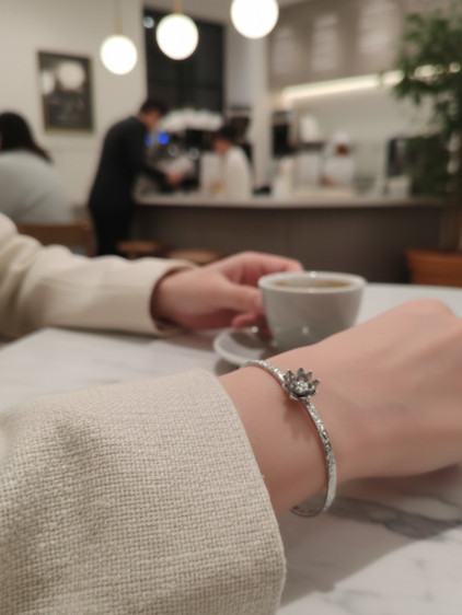 Silver Renk Ayarlanabilir Dövme Kelepçeli Krizantem Çiçeği Doğum Ayı Bileziği (Temmuz)