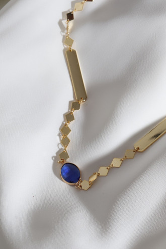 Lacivert Taşlı Gold Renk Şerit Detaylı Kolye Lacivert Taşlı Gold Renk Şerit Detaylı Kolye