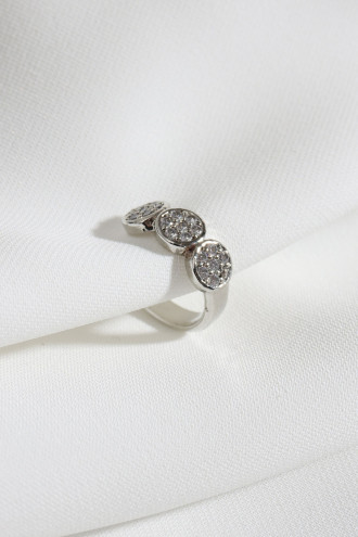 Yuvalak Figürlü Taşlı Gümüş Renk Tekli Sıkıştırmalı Kıkırdak Küpe Yuvalak Figürlü Taşlı Gümüş Renk Tekli Sıkıştırmalı Kıkırdak Küpe